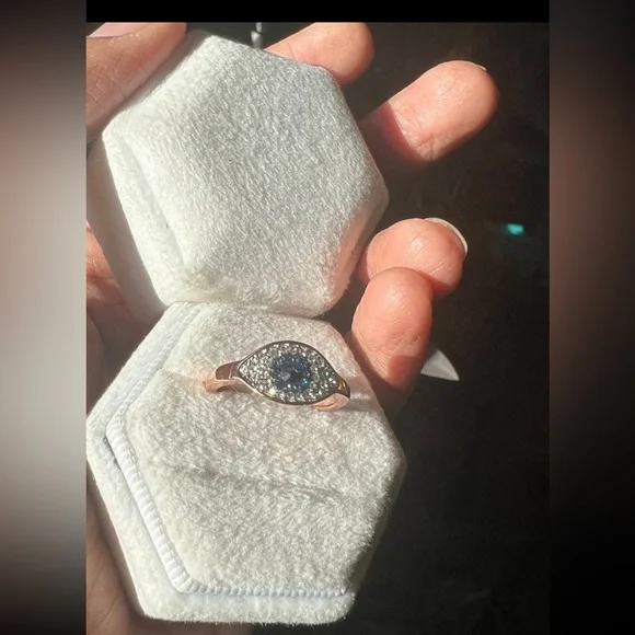 Gorgeous size 8 evil eye ring with swarovski elements - Picture 10 of 10